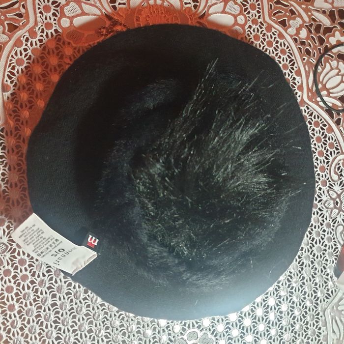 Beret czarny marki Monnari z pomponem lisa.