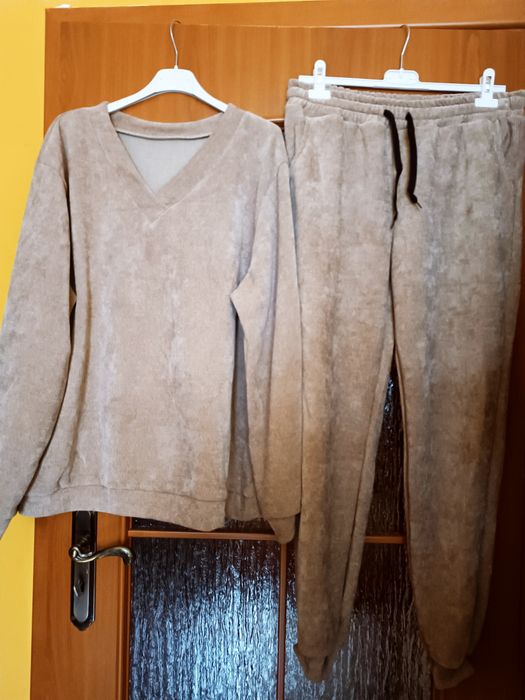 Komplet beżowy dres bluza dekolt w serek