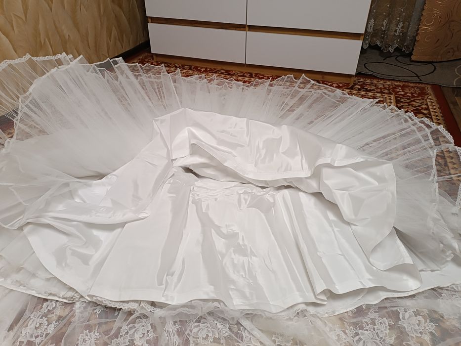 Свадебное платье из гипюра  со шлейфом .