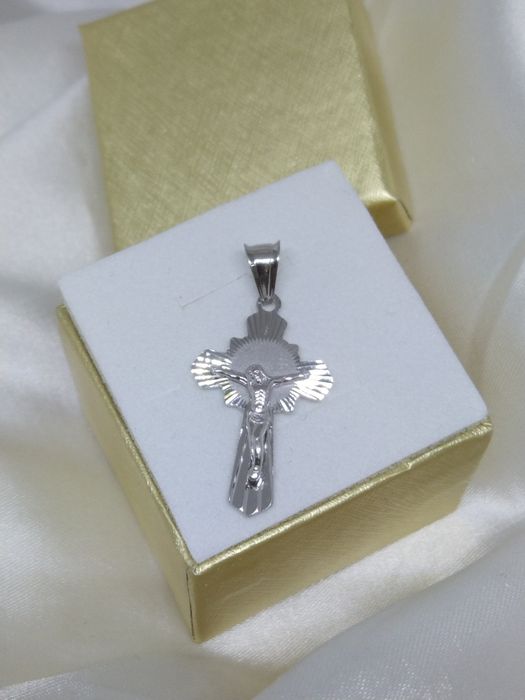 Srebrny wisiorek krzyżyk z Panem Jezusem, srebro 925