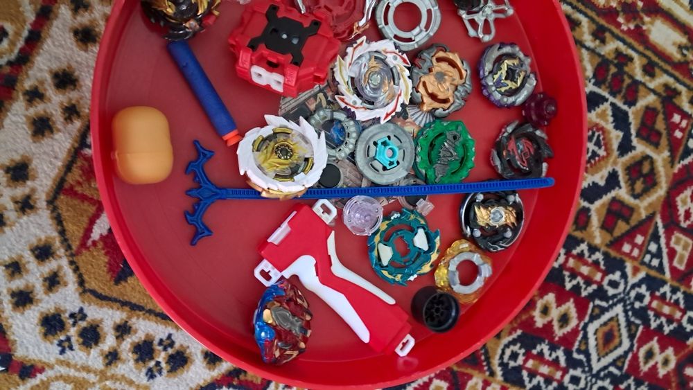 Іграшки різні. Бейблейди, бакуган. Beyblayde, Bakugan.