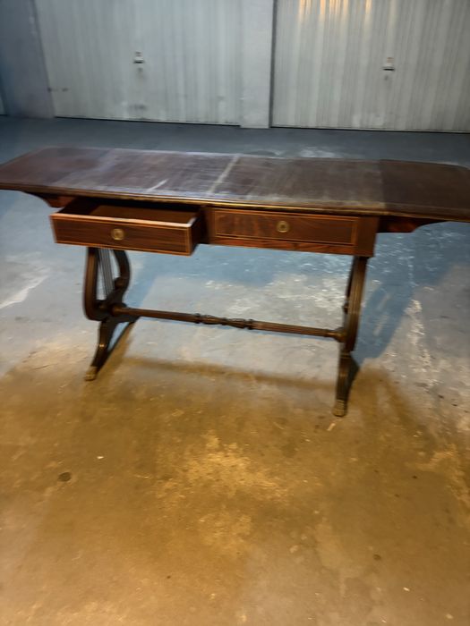 Mesa de apoio com gavetas antiga