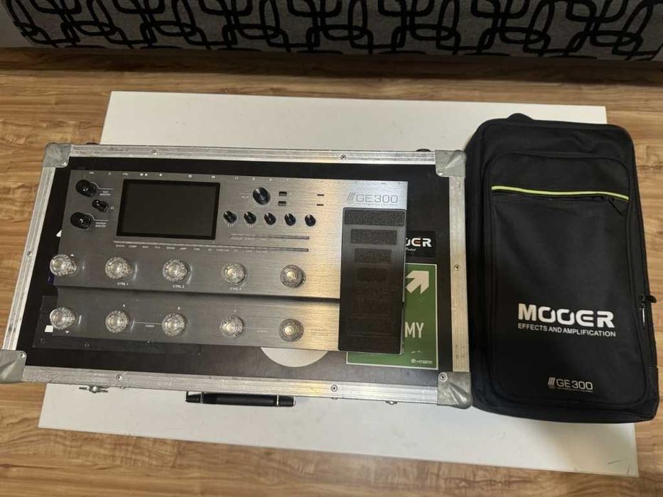 Multiefekt gitarowy cyfrowy Mooer GE300 + plecak + twardy case