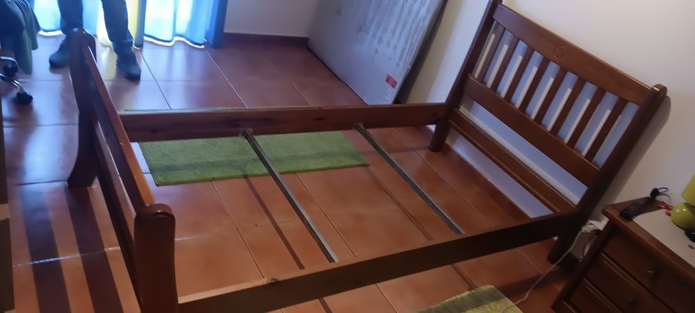 Estante de sala, camas e sofá