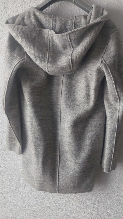 Casaco cinzento com capuz