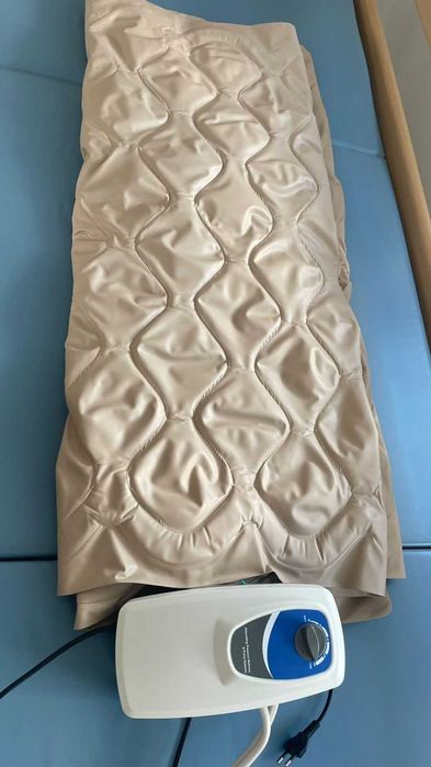 Сolchão anti-escaras, mesa de leito, cadeira