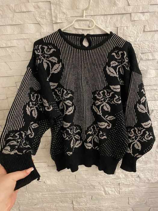 Sweter czarny z połyskliwą nitką