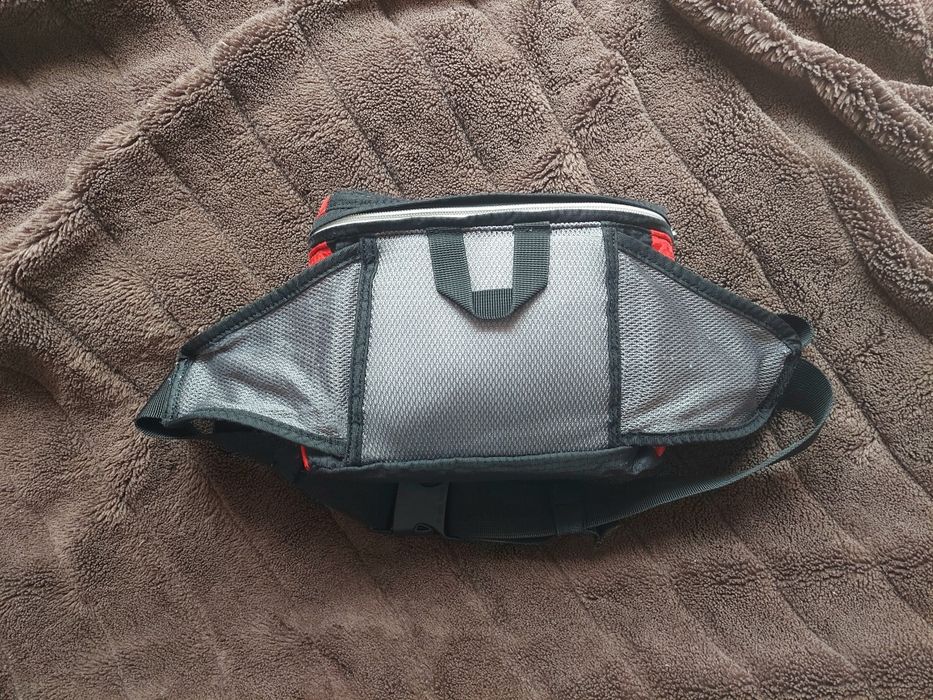 поясна сумка бананка фірми salomon оригінал 

Привезено із закордону в