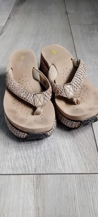 Klapki Volatile na koturnie, japonki 38/24,5cm.