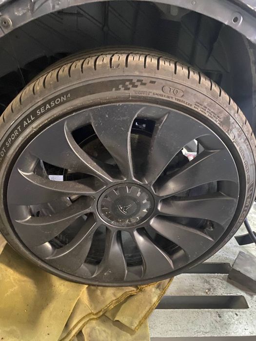 Шини і диски оригінал до Tesla