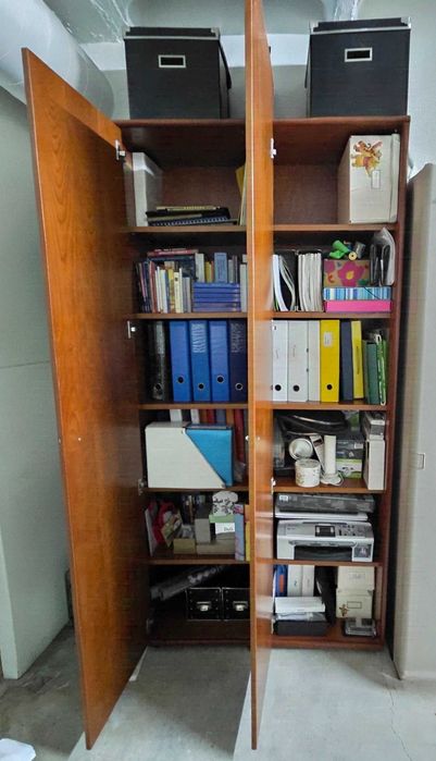 Armário de portas com prateleiras + prateira + camiseiro + mesa cabeceira