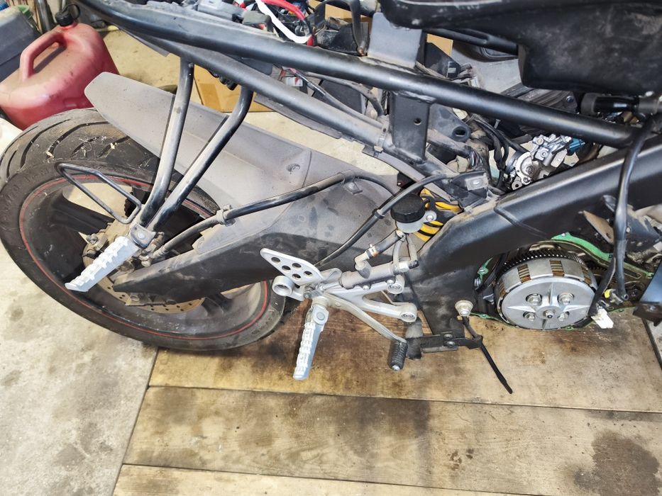 Yamaha yzf r125 . 2008-2014,  2010 cała na części plastiki rama itp.