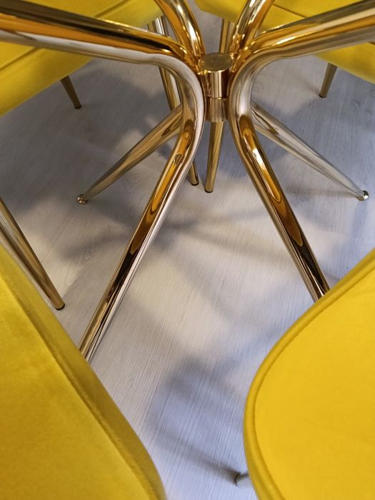 Mesa vidro diâmetro 110 cms + 4 cadeiras veludo  em perfeito estado .