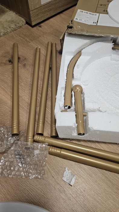 Sprzedam wieszak stojący na kurtki, złoty mat z białą podstawą