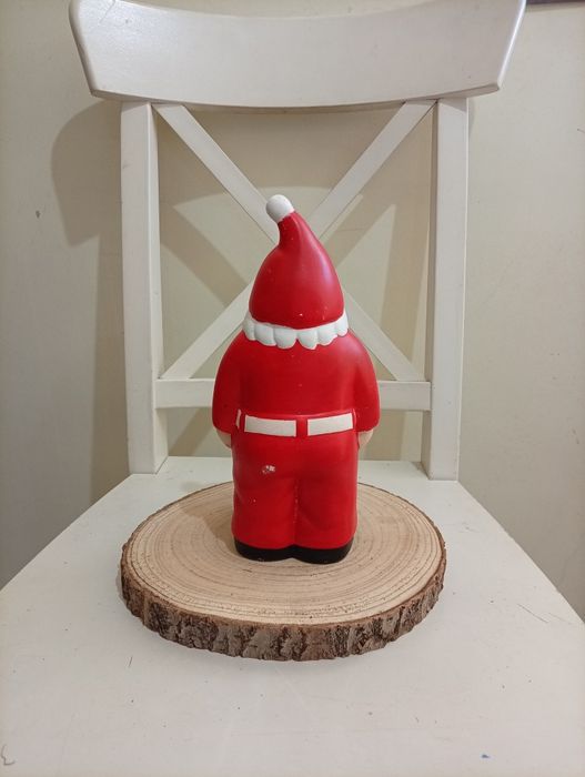 Pai natal  pintado em vermelho e branco