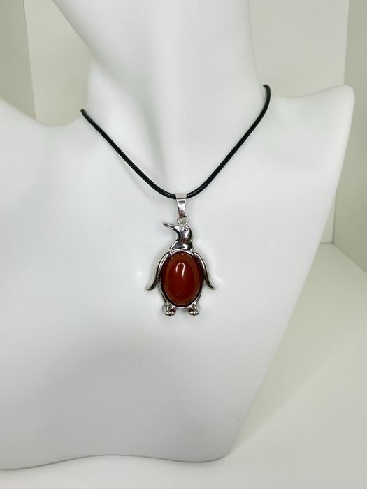 Naszyjnik bordowy pingwin pingwinek wisiorek naszyjnik bordowy