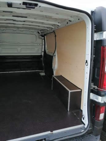 Zabudowa podłogi, boków i drzwi w aucie Renault Trafic L1H1