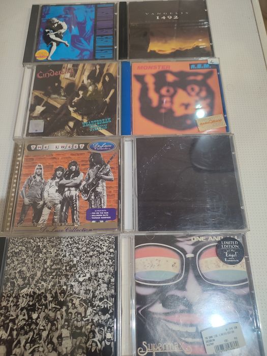 CD диски разных исполнителей.