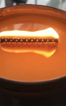 Ароматизована соєва свічка з дерев’яним гнотом , що потріскує