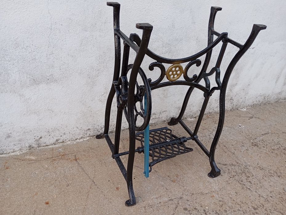 Pé de máquina costura antiga pintada