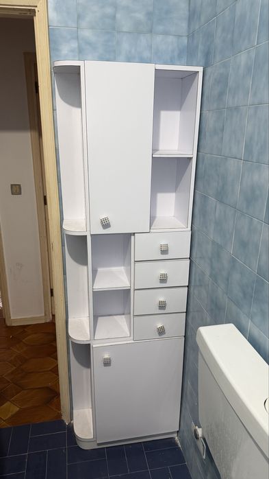 Armario e espelho de casa de banho