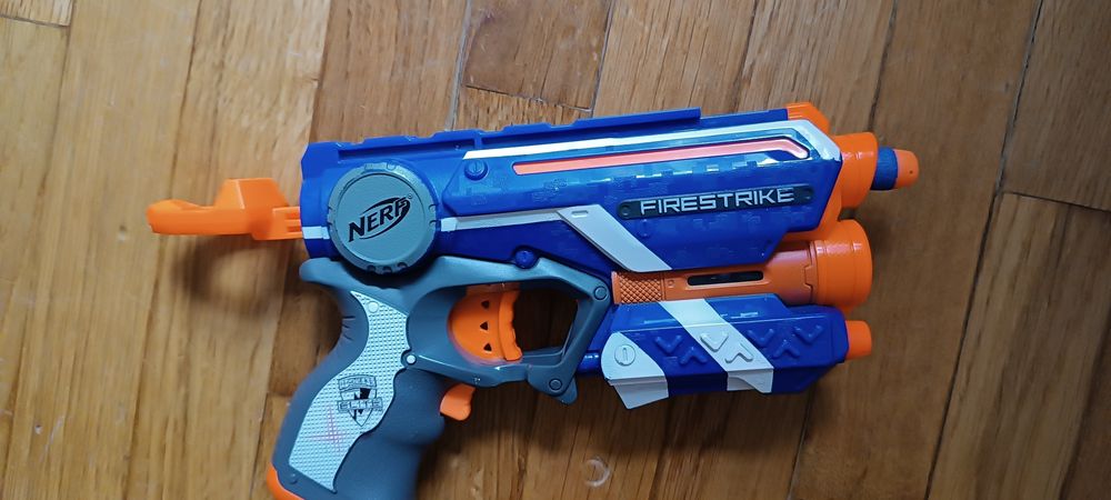 Nerf.   Firesreak Elite,  strongarm elite