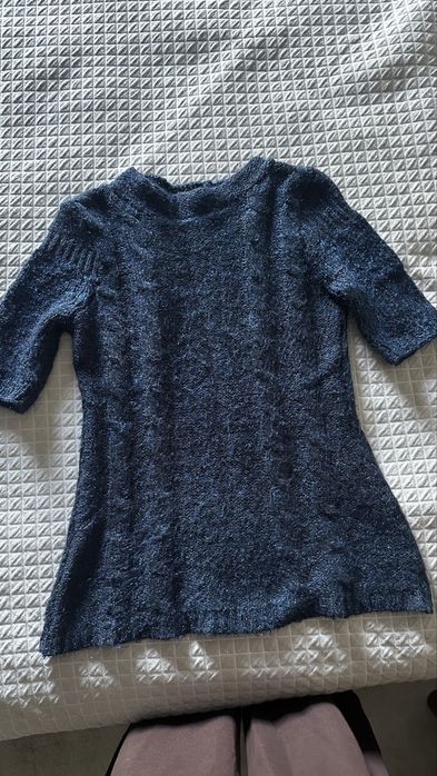 Granatowy sweter z modnym rekawem 3/5
