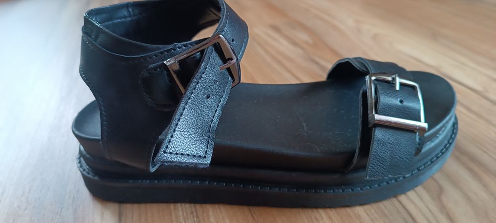 Sandálias de verão com fivelas