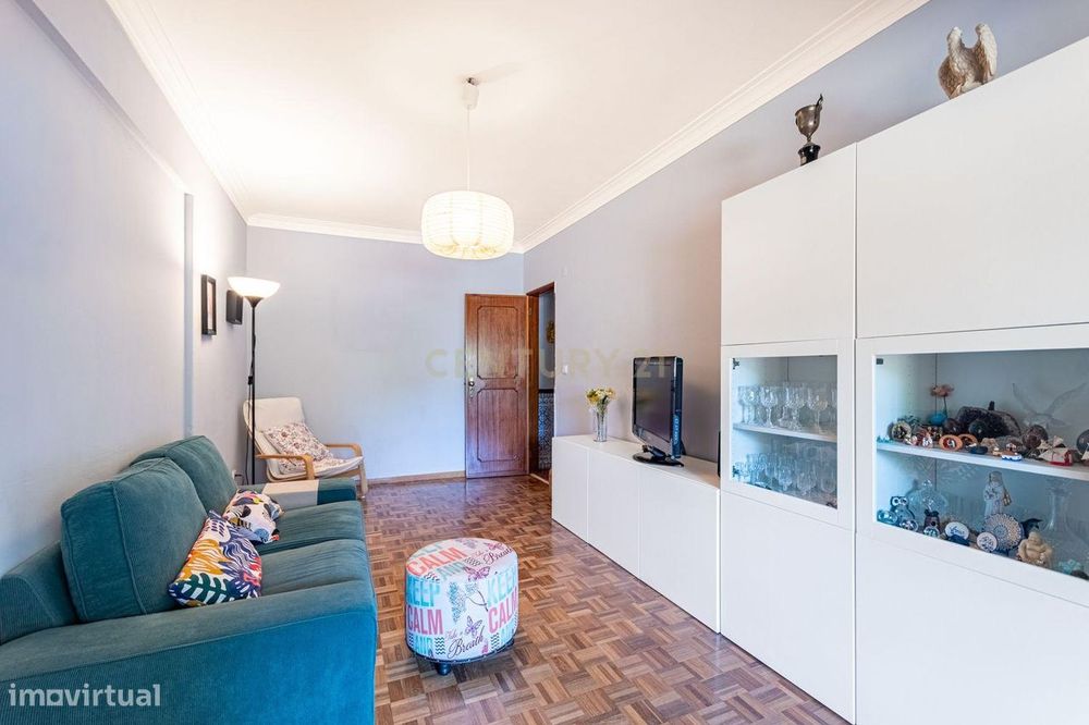 Apartamento T2 com elevador e varandas, em Algueirão-Mem Martins, Sint