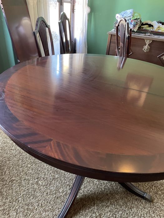 Mesa de sala com cadeiras