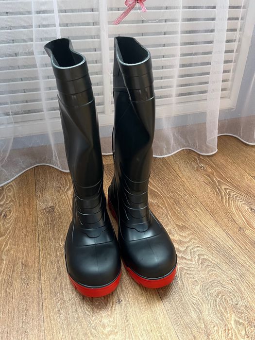 Нові гумові чоботи