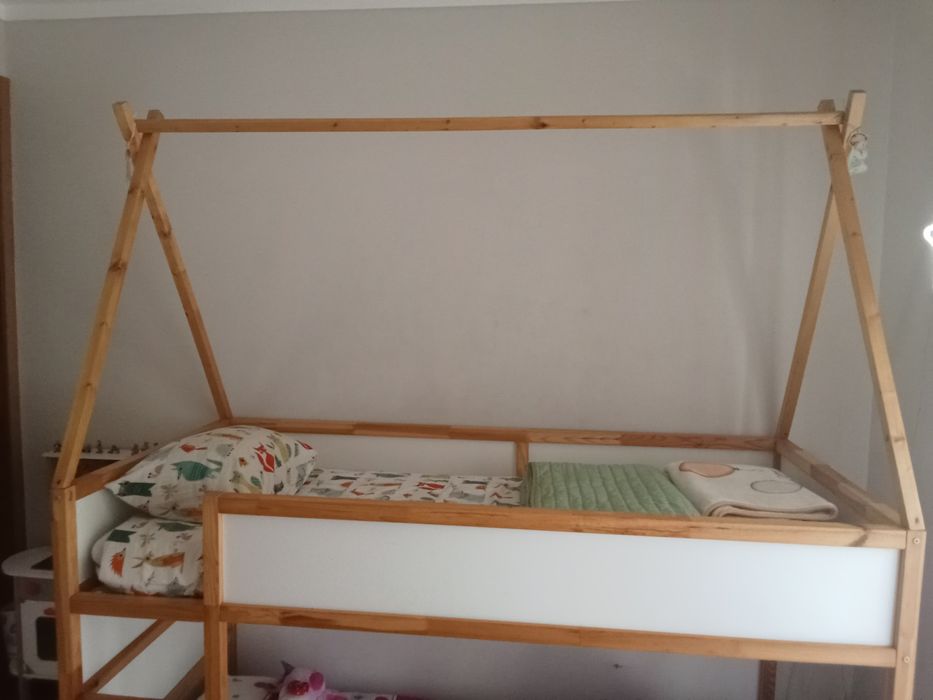Cama  Kura IKEA personalizada + estrado