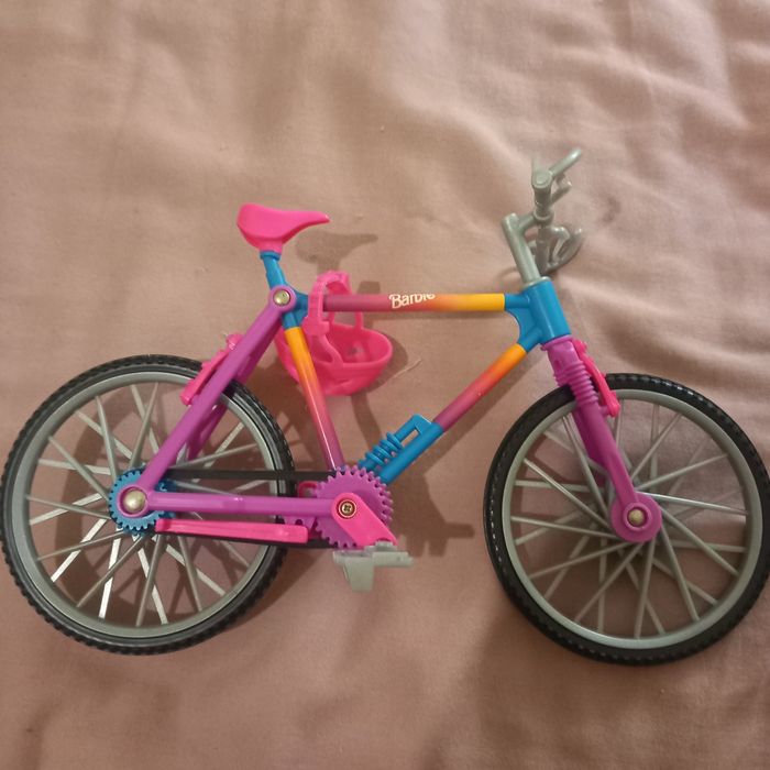Bicicleta Barbie com capacete rosa