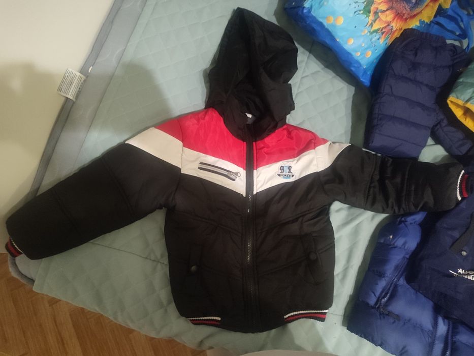 Дитячі куртки Наявність на фото