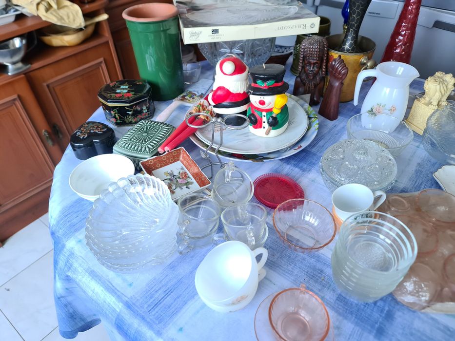 Various new and used tableware425561960439490560
