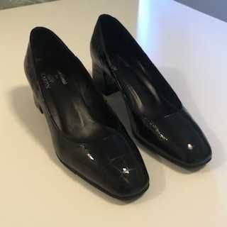 Bonitos e confortáveis sapatos pretos italianos