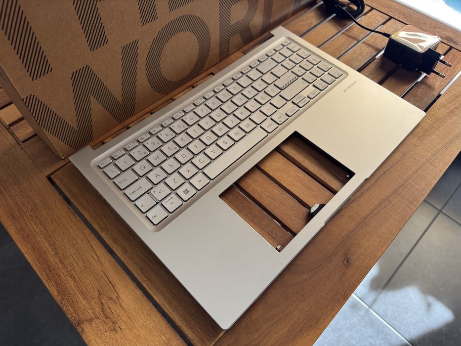 Caixa, teclado e carregador Asus Vivobook