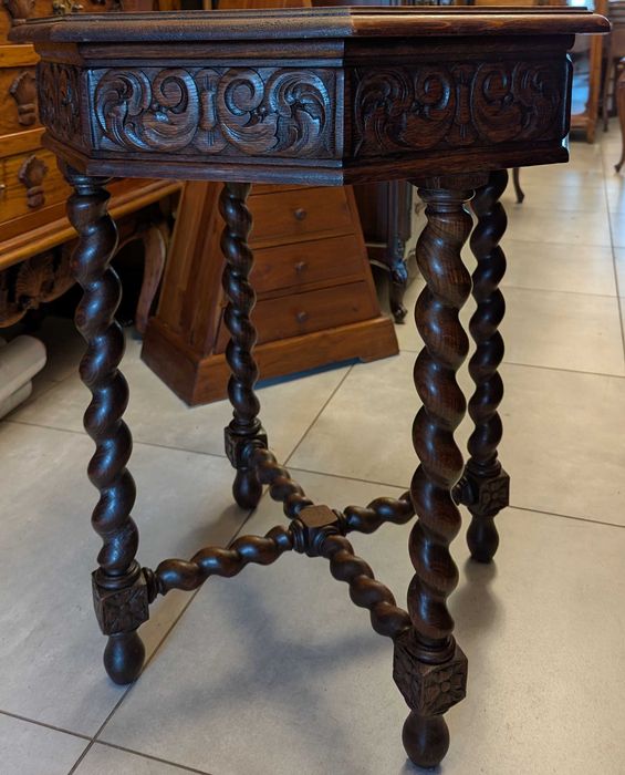 Bardzo ładny dębowy mały stół,stolik