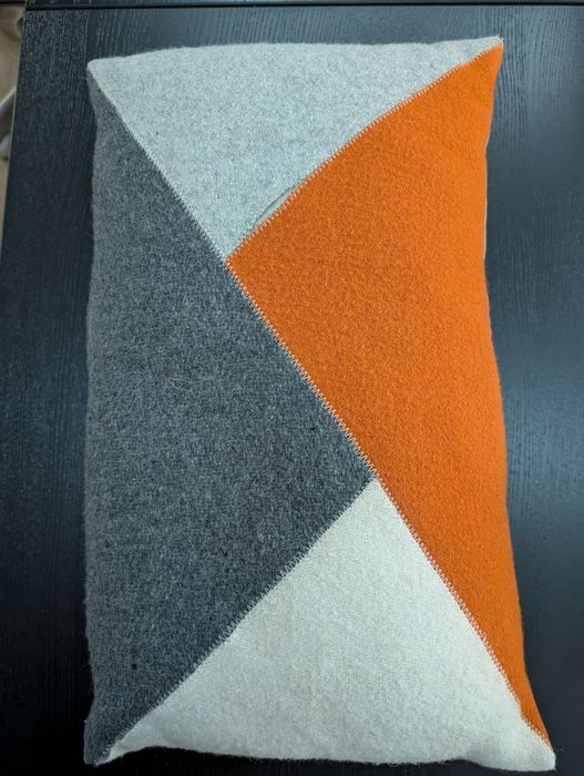 Almofadas cinza e laranja