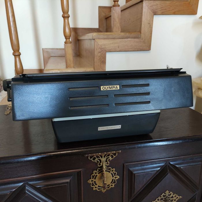 Máquina de escrever "Olympia International, com carreto grande