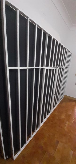 Grades de proteção novas, pintura epóxi, com abertura e fechadura..