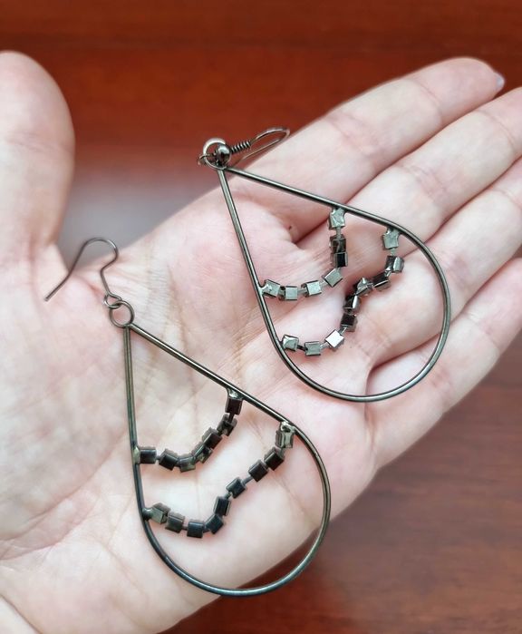 Brincos compridos cinzentos com detalhes de pedrinhas brancas