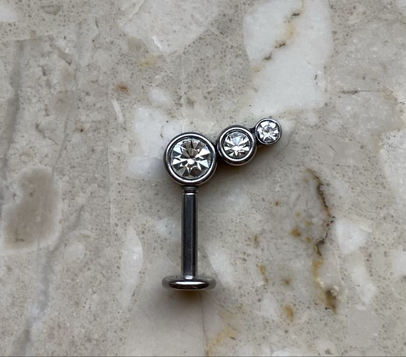 Pionowy Labret 6 mm kolczyk push in unisex piercing 16 G stal