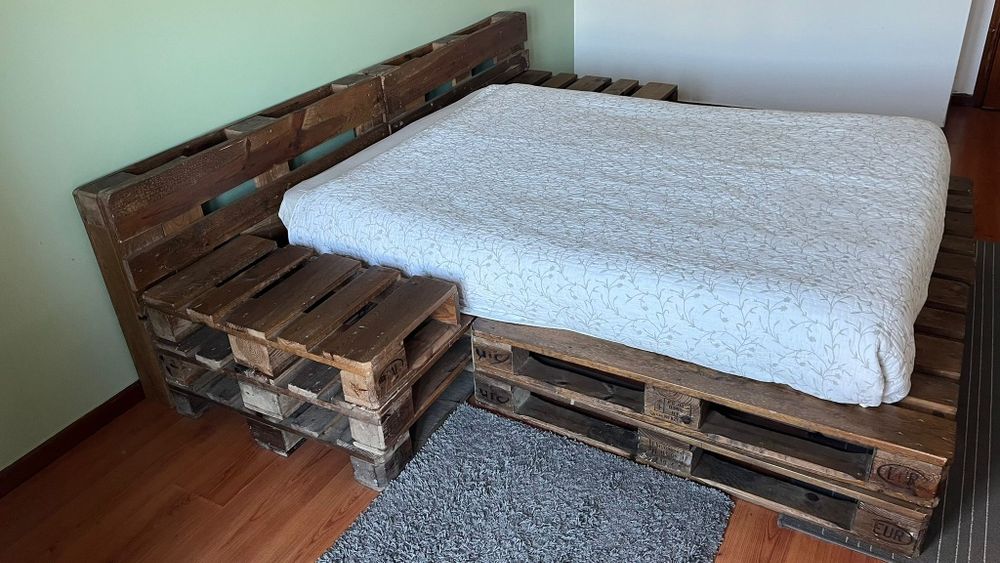 Cama casal de palets tratadas (sem colchão)