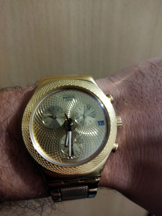 Relógio Swatch dourado