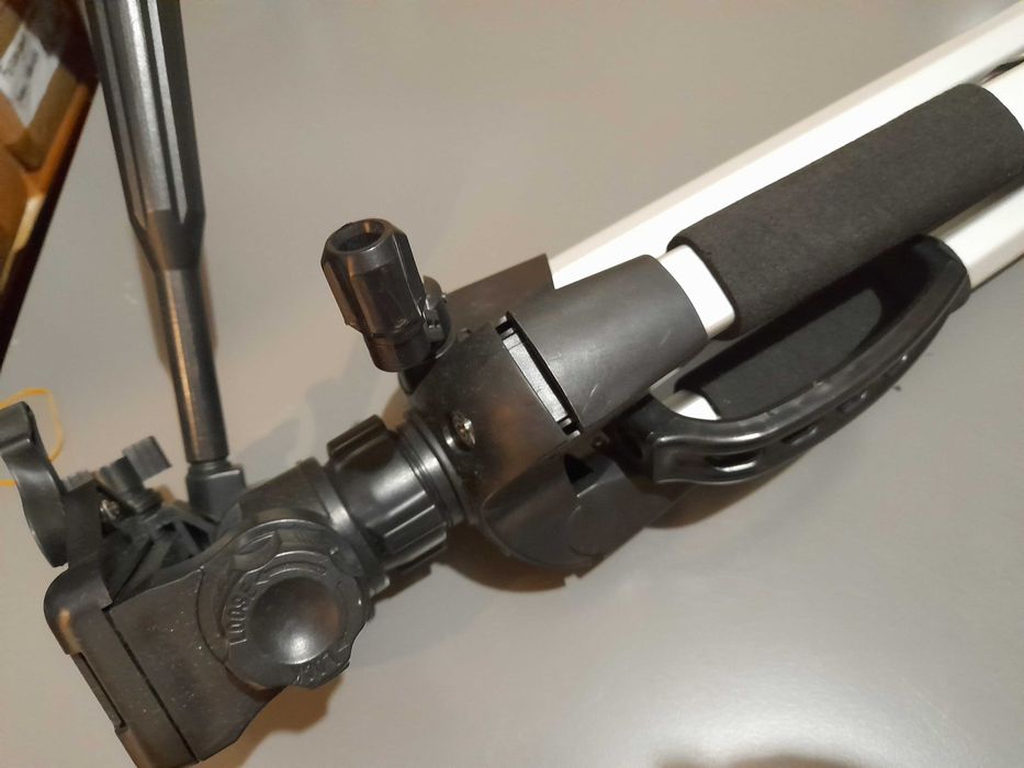 Tripé em metal e plástico mod. F-6870, usado mas em bom estado.