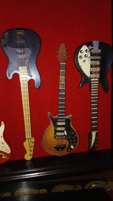 Colecao 12 guitarra baixo  minitura por 120 €