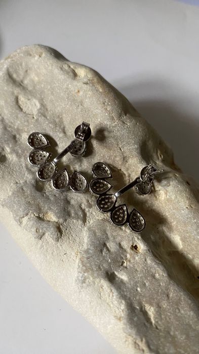 Maravilhoso brinco em prata cravejado de zirconia