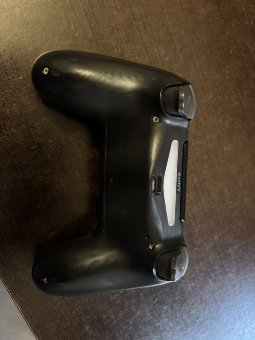 PlayStation 4 Slim e comando