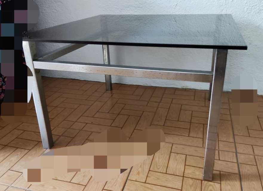 Mesa Quadrada c/ Tampo de Vidro e pés metalizados/espelhados